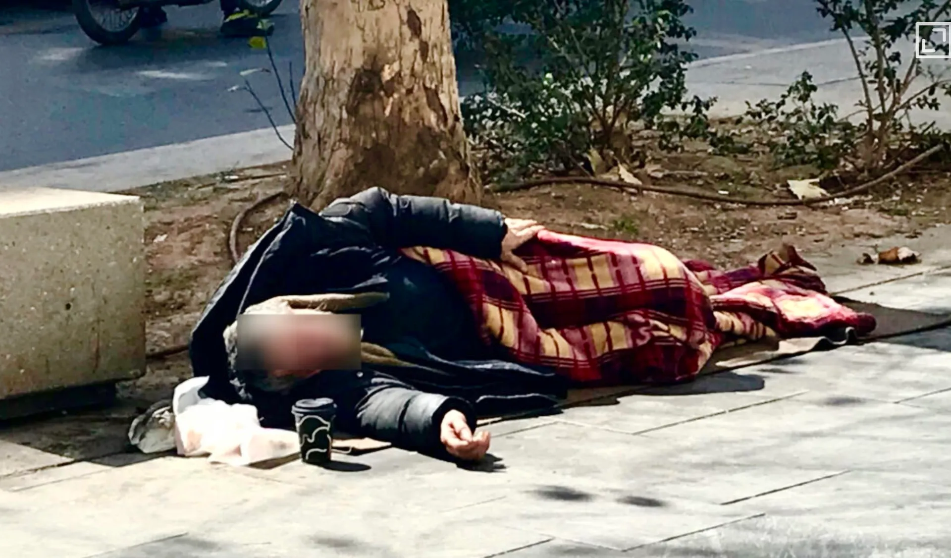 Αντί “Φιλανθρωπίας”, Φιλαλληλία 