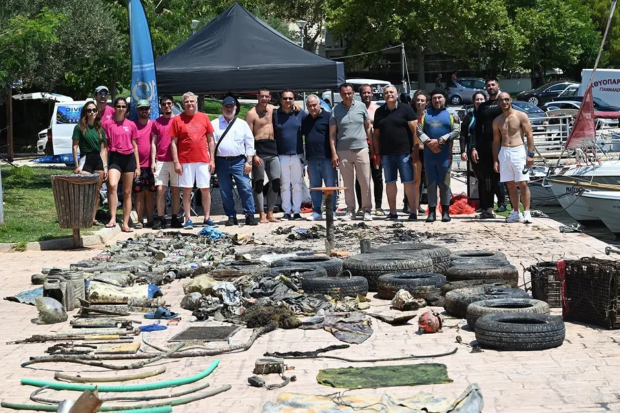 Με πρωτοβουλία του ΕΕΑ απομακρύνθηκαν 2,5 τόνοι απορριμμάτων από τον βυθό της Βάρκιζας