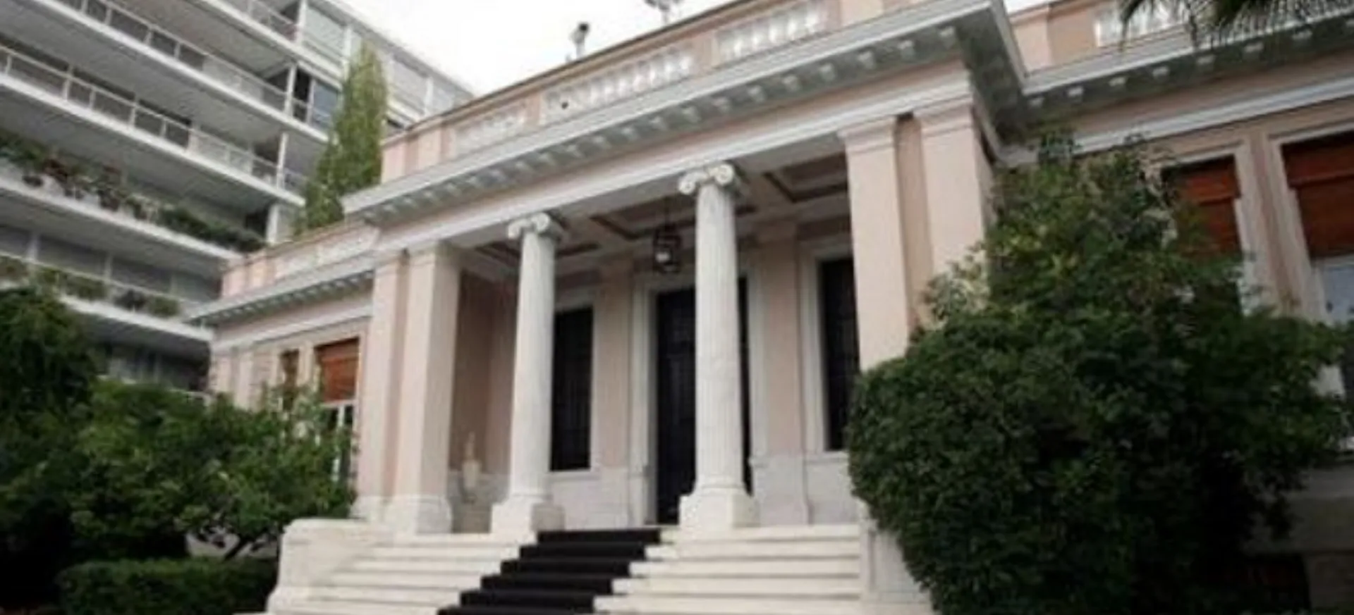 Ανασχηματισμός με Επίκεντρο Τράπεζες και Χρέος