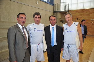 Ο Υπουργός Παιδείας και η ομάδα μπάσκετ της Βουλής στην Ελληνογερμανική Αγωγή