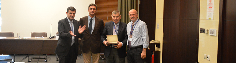 (από αριστερά) Οι Καθηγητές Γεώργιος Λελεδάκης (Οργανωτής), Σπύρος Σπύρου (Οργανωτής), ο Τιμώμενος και ο Πρόεδρος της ΕΕΧΜΤ, Ακαδημαϊκός Κωνσταντίνος Ζοπουνίδης. FEBS 5th Meeting