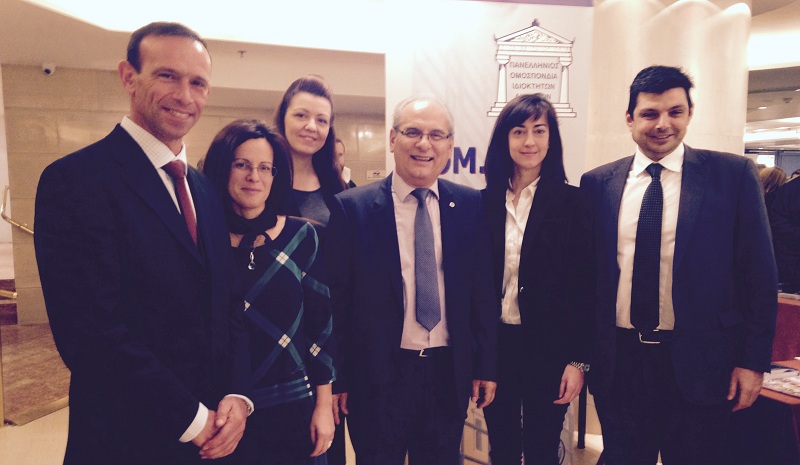 Ο πρόεδρος της ΠΟΜΙΔΑ, Στρατός Παραδιάς, με τα στελέχη της INTERAMERICAN κατά τη Γ.Σ. της ομοσπονδίας.