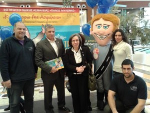 Ο Δήμαρχος Αμαρουσίου και Πρόεδρος της ΚΕΔΕ, κ. Γιώργος Πατούλης τίμησε με την παρουσία του τις εκδηλώσεις της Πανελλαδικής Εβδομάδας Οδικής Ασφάλειας στο εμπορικό κέντρο AVENUE. Στη φωτογραφία εικονίζεται με την κα. Βασιλική Δανέλλη-Μυλωνά, Πρόεδρο του Ι.Ο.ΑΣ. καθώς και μέλη του προσωπικού. Πατούλης μαζί με την Πρόεδρο ΙΟΑΣ