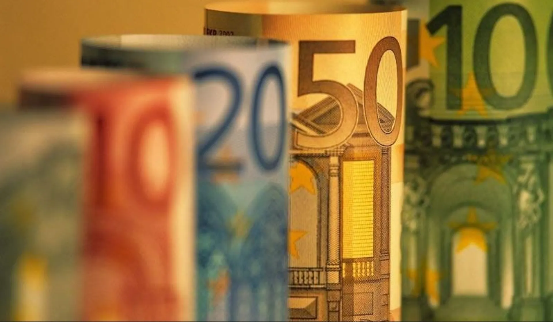 Άλλα 5 δισ. ευρώ καταθέσεις έκαναν φτερά τον Απρίλιο