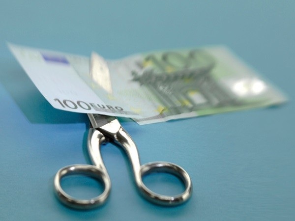 Στη «στενωπό» νέων μειώσεων οι συντάξεις