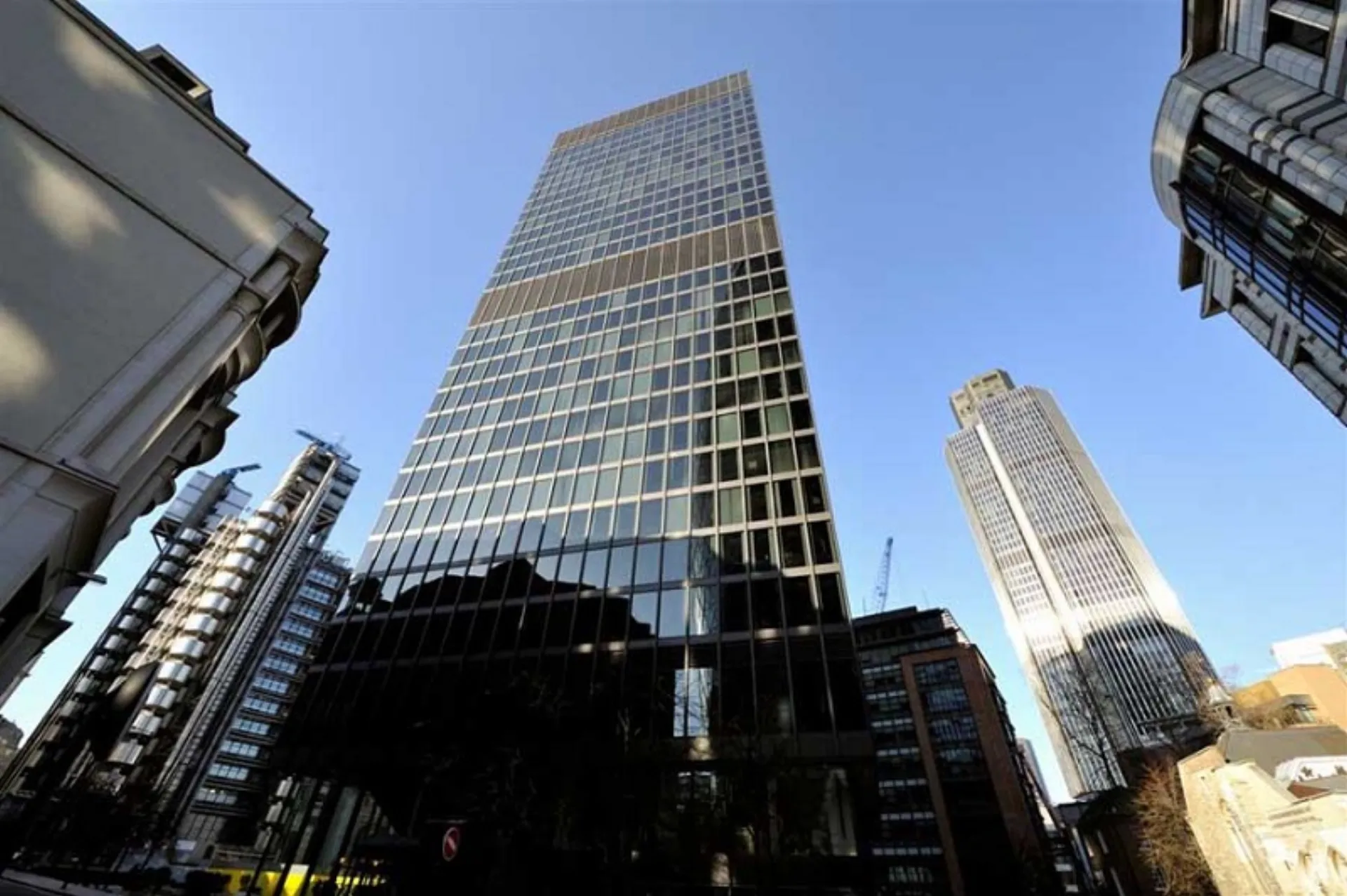 Aviva: Ξεπέρασαν τις προσδοκίες τα λειτουργικά κέρδη στο α’ εξάμηνο