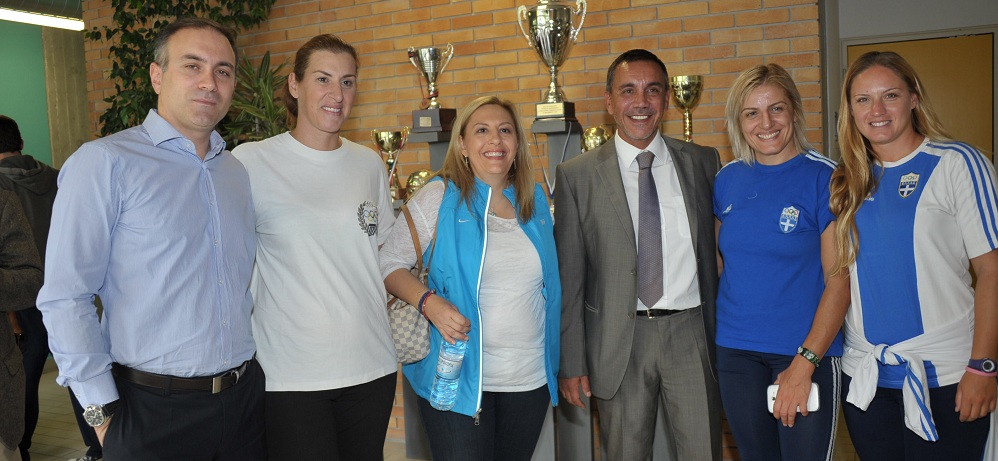 Από αριστερά, Κωνσταντίνος Φίλης, Διευθυντής του Διεθνούς Κέντρου  Ολυμπιακής Εκεχειρίας, Βούλα Κοζομπόλη, Ολυμπιονίκης στην υδατοσφαίριση, Ντόρα Πάλλη, Υποδιευθύντρια Διεθνούς Κέντρου Ολυμπιακής Εκεχειρίας, Σταύρος Σάββας, Γενικός Διευθυντής Ελληνογερμανικής Αγωγής,Βούλα Ζυγούρη Ολυμπιονίκης στην πάλη και Βιργινία Κραββαριώτη, Ολυμπιονίκης στην ιστιοπλοϊα από την επίσκεψή τους στο σχολείο και τη συνεργασία τους με τους μαθητές στο πλαίσιο εκπαιδευτικών και αθλητικών δραστηριοτήτων με θέμα τους Ολυμπιακούς Αγώνες