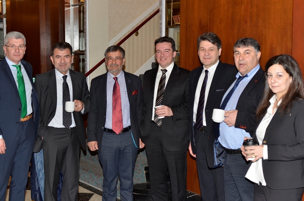 (από αριστερά) Οι κ.κ. Γιώργος Μπαξεβάνης - Διευθυντής Bancassurance, Μπάμπης Αλεξανδρίδης - Πρόεδρος Συνεταιριστικής Τράπεζας Δράμας, Νικόλαος Μηλιώτης - Πρόεδρος Συνεταιριστικής Τράπεζας Πιερίας, Παναγιώτης Τουρναβίτης - Διευθυντής Εργασιών Συνεταιριστικής Τράπεζας Καρδίτσας, Γιώργος Μπούκης - Πρόεδρος Συνεταιριστικής Τράπεζας Καρδίτσας, Νίκος Ντουμανίδης - Πρόεδρος Συνεταιριστικής Τράπεζας Έβρου και Χρύσα Δεσποτάκη - Γενική Διευθυντρια Συνεταιριστικής Τράπεζας Χανίων.