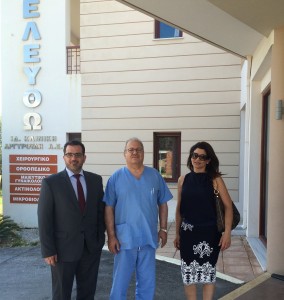 Ο Δρ. Γ. Αργυρούδης, το Διοικητικό Στέλεχος της INTERAMERICAN H. Μάλλιος και η συντονίστρια του γραφείου πωλήσεων της Εταιρείας στη Χίο, Στ. Επιτροπάκη.