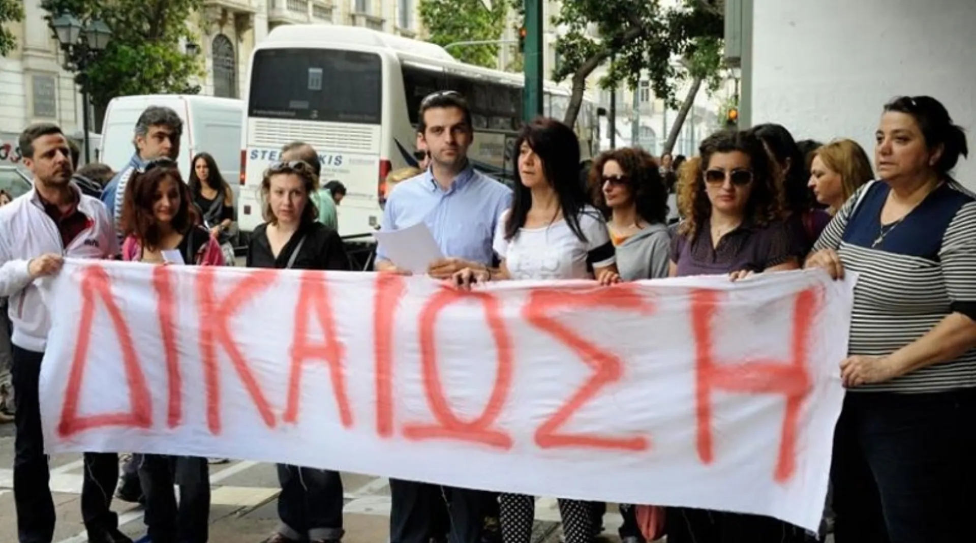 Απολυμένοι συμβασιούχοι κατέλαβαν τα γραφεία του ΟΑΕΕ