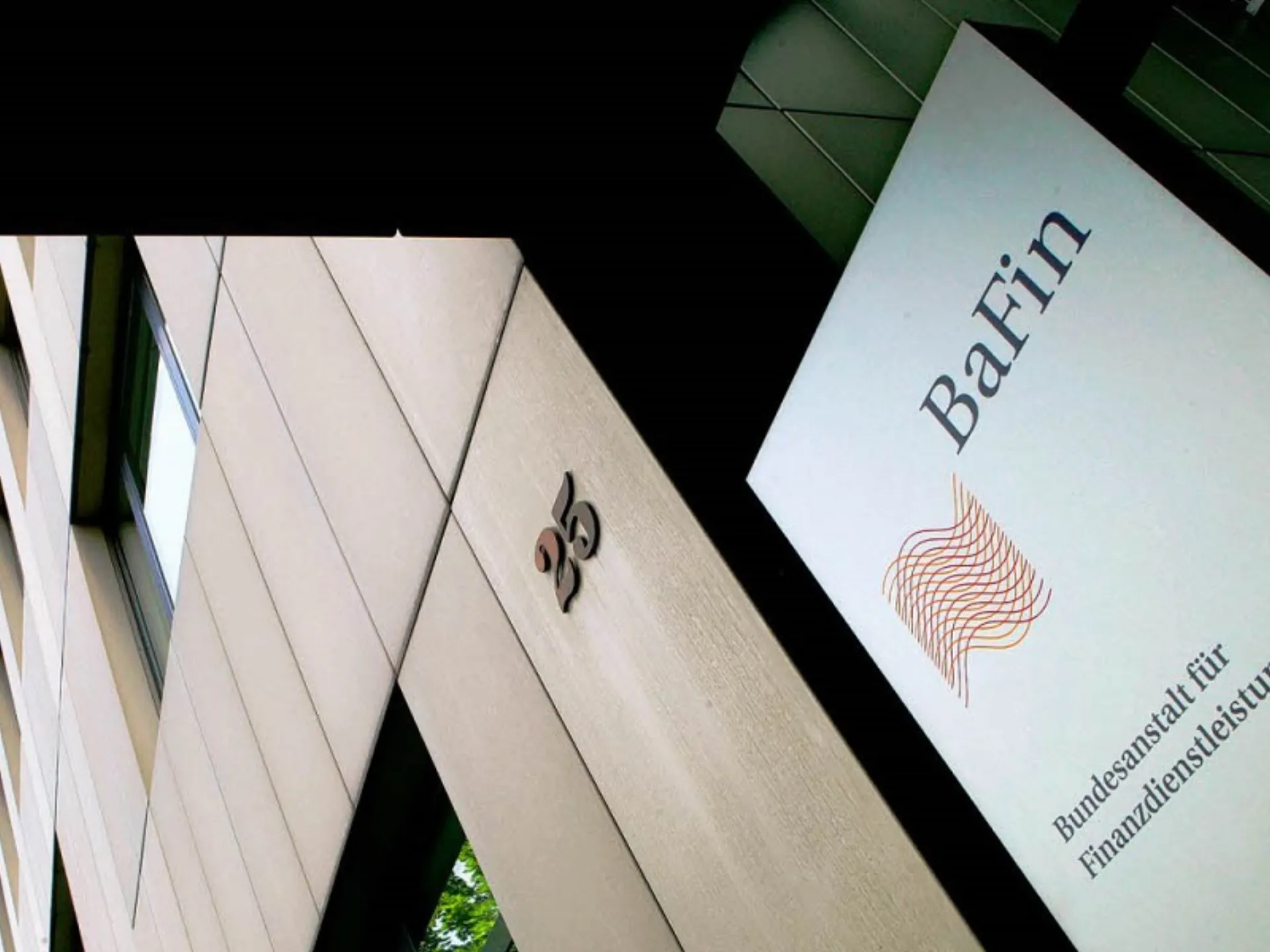 Τα εγγυημένα επιτόκια “πνίγουν” τις γερμανικές ασφαλιστικές