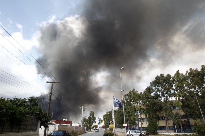 Ανησυχία για τη δημόσια υγεία από τη φωτιά στον Ασπρόπυργο