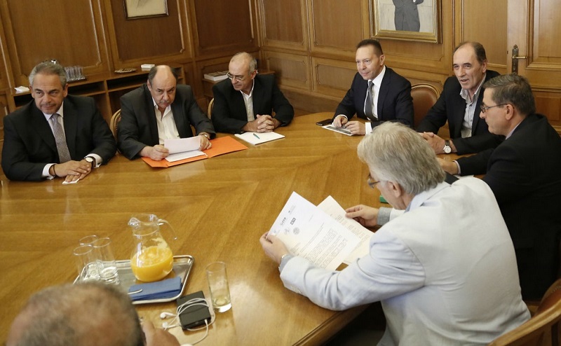 Αγώνας δρόμου για να λυθούν τα προβλήματα των επιχειρήσεων από τα capital controls