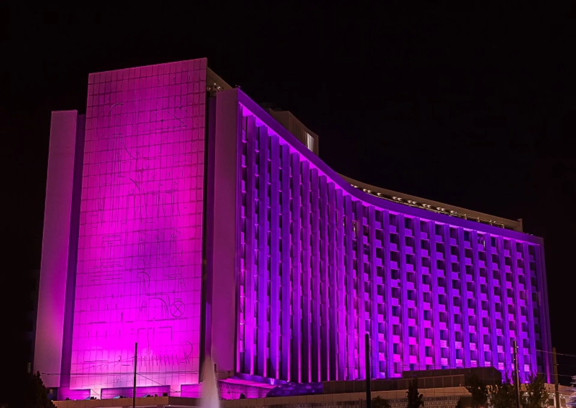 Το Hilton Αθηνών μετατράπηκε σε σύμβολο ελπίδας