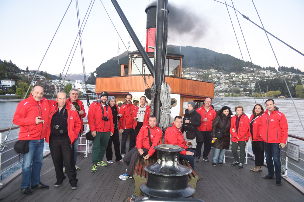 Ν. Τσούμας, Γ. Ρούσσος, Σ. Καντζίδης, Π. Καραθάνος, Σ. Μπρίνια, Θ. Κεχαγιαδόπουλος, Δ. Χατζοπούλου, Π. Ζαμπέλης, Δ. Πατρίκιος, Ε. Πλαστουργού, Λ. Παπαγγελής, Ε. Κουτσοβασίλη, Α. Σταθάκη, Δ. Δημητσάνου, Μ. Τζωρτζωρής