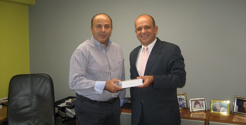 Ο κ. Δημήτρης Μελεξόπουλος (Δεξιά, Διευθυντής Δικτύου Πρακτόρων & Μεσιτών ΑΧΑ) παραδίδει το iPhone 6 στον πελάτη κ. Διογένη Χιωτάκη.