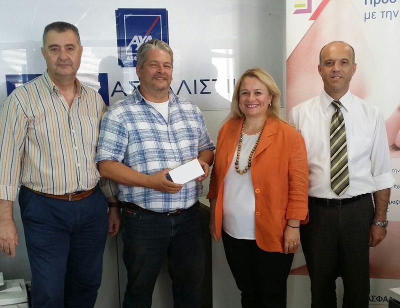 Ο κ. Σπύρος Ντακόλιας (Αριστερά, Περιφερειακός Διευθυντής ΑΧΑ) κ. Βιβή Μαρουλά (Δεξιά, Συνεργάτιδα Αποκλειστικού Δικτύου ΑΧΑ) και ο κ. Κώστας Λαγογιάννης (Δεξιά, Επιθεωρητής Πωλήσεων ΑΧΑ) παραδίδουν το iPhone 6 στον πελάτη κ. Γεώργιο Δασούκη.