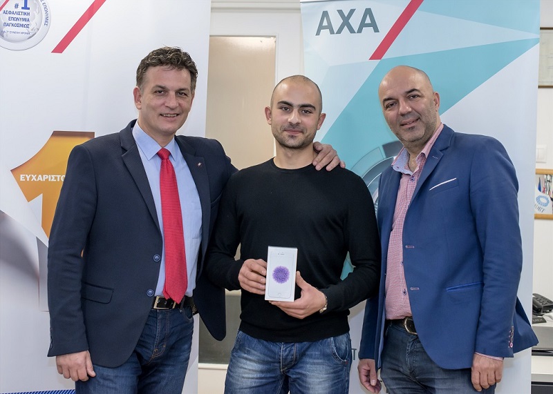 Ο κ. Μιχάλης Κουκουνάκης (Αριστερά, Συνεργάτης Αποκλειστικού Δικτύου ΑΧΑ) και ο κ. Γιάννης Γεωργίου (Δεξιά, Επιθεωρητής Πωλήσεων ΑΧΑ) παραδίδουν το iPhone 6 στον πελάτη κ. Αντώνη Γεωργιάδη.