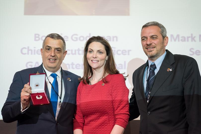 Απονομή δώρου στην CEO της GAMA International κα Bonnie Godsman