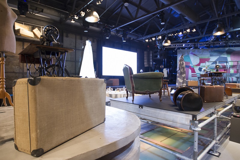 Το φετινό σκηνικό είχε αισθητική «υψηλής ραπτικής», βασισμένο στην ευρηματική καμπάνια του αεροδρομίου «Tailor Made Airline Marketing»