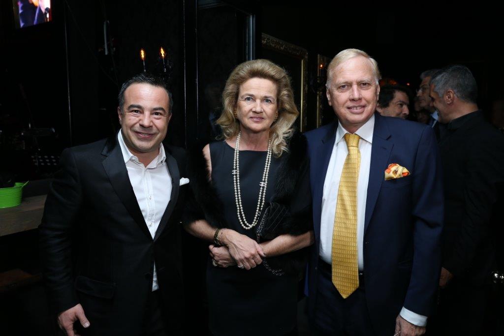 Ο κ. Τσεσμετζόγλου με τους κ.κ. Νίκο και Καθλίν Μακροπούλου.