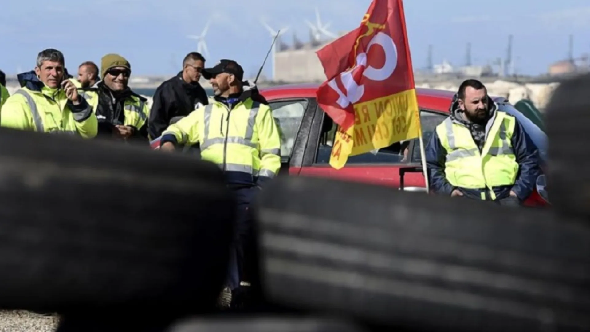 Γαλλία: Βενζίνη με δελτίο 20 ευρώ λόγω απεργιών για το Ασφαλιστικό