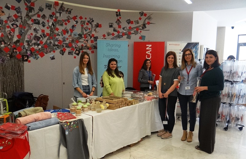 Στιγμιότυπο από το bazaar που οργανώθηκε στα κεντρικά γραφεία της Εταιρείας για το «Χαμόγελο του Παιδιού». 