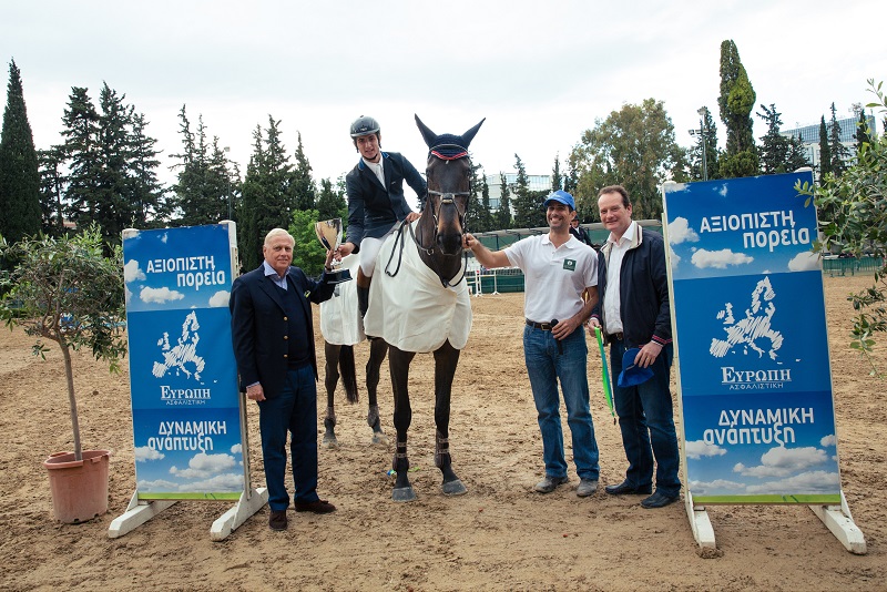 Ο Πρόεδρος της Ευρώπη Ασφαλιστική απονέμει το έπαθλο στον νικητή του Grand Prix κύριο Κωνσταντίνο Παπαθανασίου