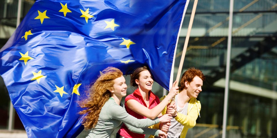 Ευρωβαρόμετρο: H οικονομική κρίση περιθωριοποιεί του νέους