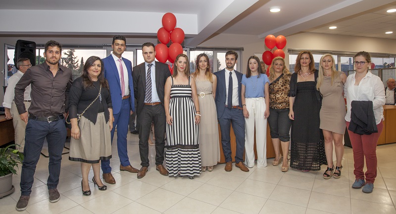 Η Αγγελική Καρρά με συνεργάτες της από το δυναμικό του Γραφείου.