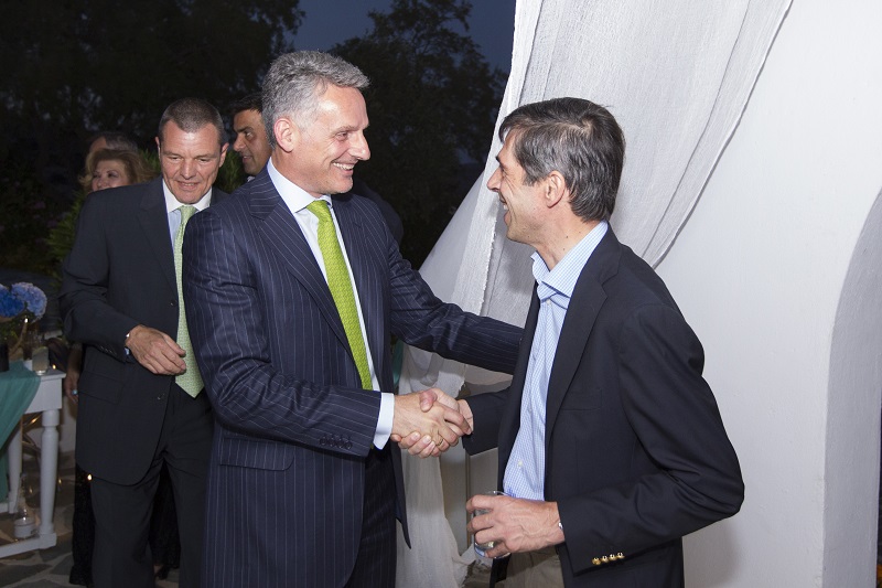 Ο κ. Ε. Μοάτσος υποδέχεται τον κ. Δ. Μαζαράκη