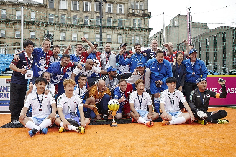 «Γκολ στη φτώχεια» από την Ελλάδα: στιγμιότυπα από την παρουσία της ανδρικής και γυναικείας Εθνικής Ομάδας Αστέγων στο Παγκόσμιο Κύπελλο Αστέγων, στη Γλασκώβη, με ομάδες άλλων χωρών, «συμπαίκτες» στη διάδοση του μηνύματος του τουρνουά για την αντιμετώπιση της φτώχειας.