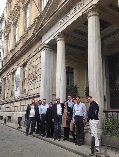 Στελέχη της ΙΝΤΕRAMERICAN μπροστά στο θαυμάσιο κτίριο που στεγάζει το Ζωγράφειο Λύκειο, από την ίδρυσή του έως σήμερα. 