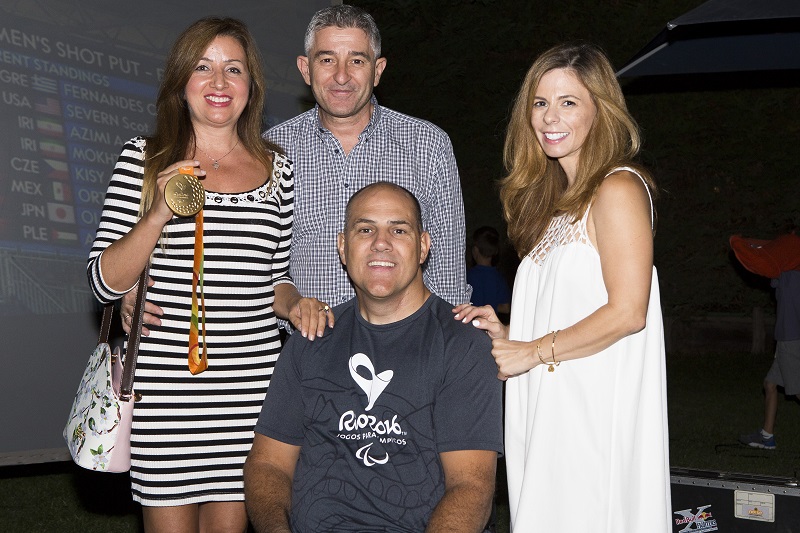 Με φίλους γιόρτασε τη νίκη του ο χρυσός Σεζάν Φερνάντες