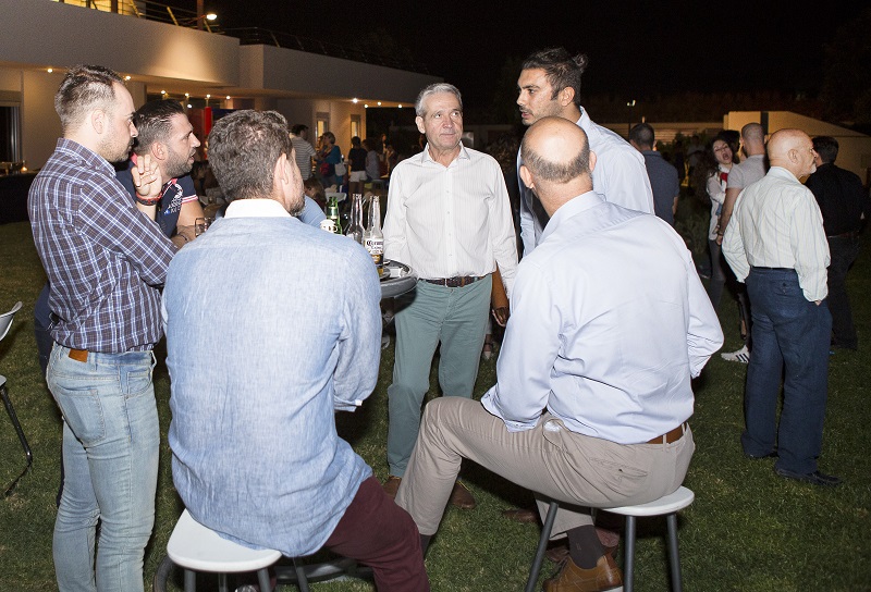 Με φίλους γιόρτασε τη νίκη του ο χρυσός Σεζάν Φερνάντες