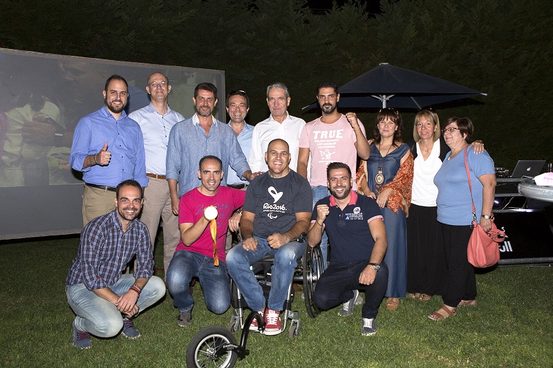 Με φίλους γιόρτασε τη νίκη του ο χρυσός Σεζάν Φερνάντες