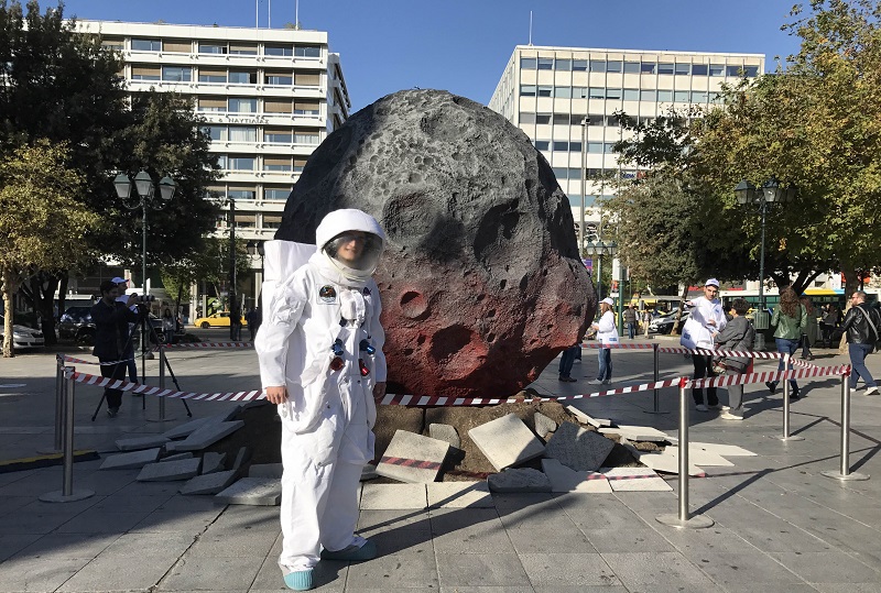 Ένας κομήτης έπεσε στο Σύνταγμα: EAEE – Όλα μπορούν να συμβούν εκεί που δεν το περιμένεις