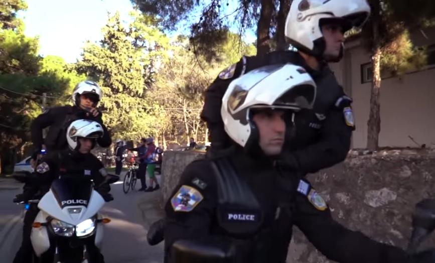 Video: Η ελληνική αστυνομία εύχεται χρόνια πολλά με mannequin challenge