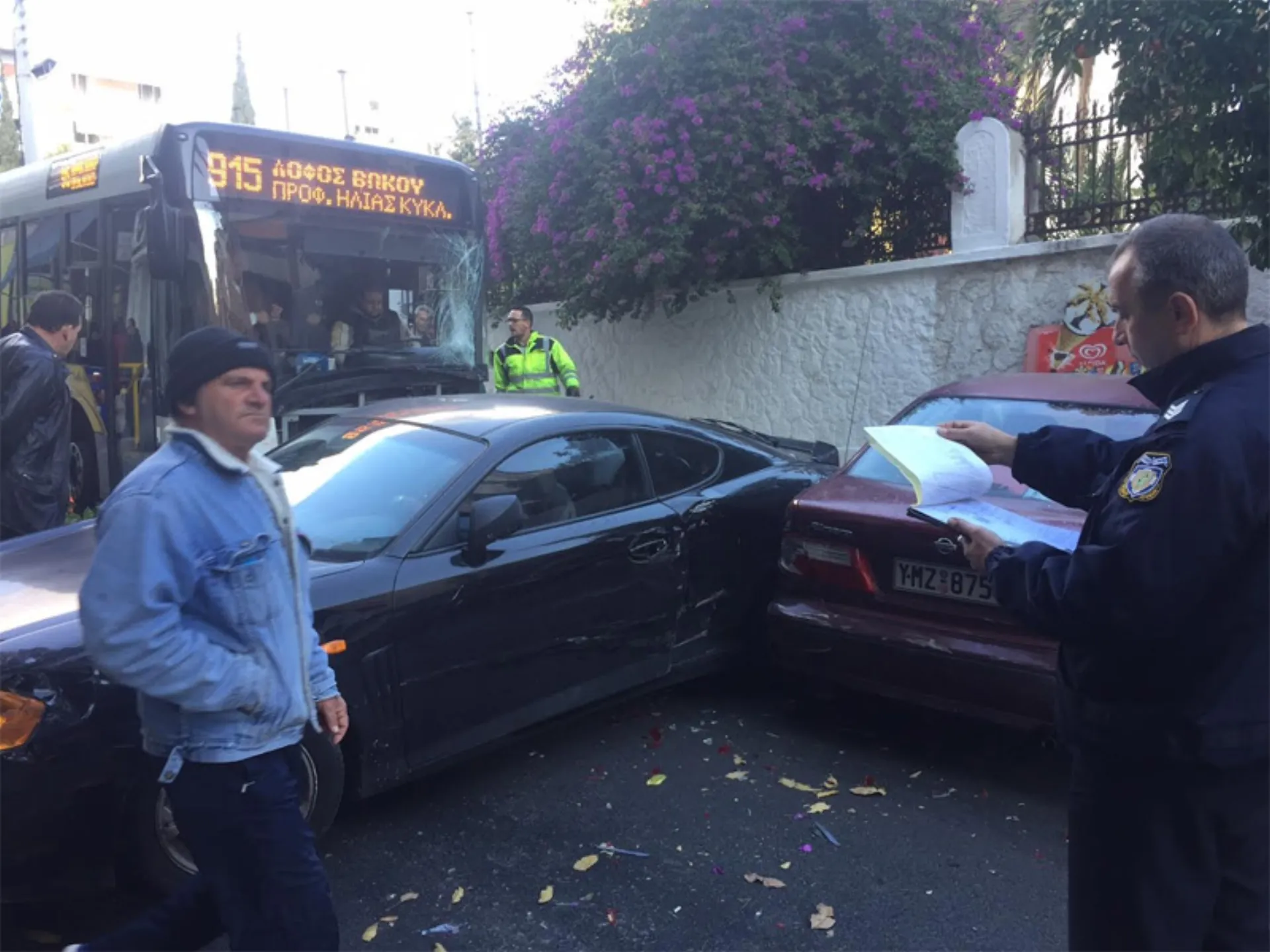 Στις Ασφάλειες Σιδέρη το συμβόλαιο του ακυβέρνητου λεωφορείου στον Πειραιά