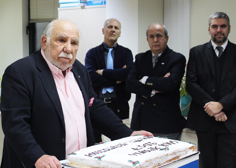 Ο κ. Παύλος Καρακώστας, πρόεδρος Δ.Σ. ΔΥΝΑΜΙΣ Ασφαλιστικής. Σε δεύτερο πλάνο διαφαίνονται εξ αριστερών ο κ. Ι. Σταμάτης, Σύμβουλος Διοίκησης και Μέλος Δ.Σ., ο κ. Γ. Καλπάκος, Διοικητικός και Οικονομικός Διευθυντής και Μέλος Δ.Σ. και ο κ. Κ.Ρ. Ευσταθόπουλος, Επιχειρησιακός και Τεχνικός Διευθυντής.