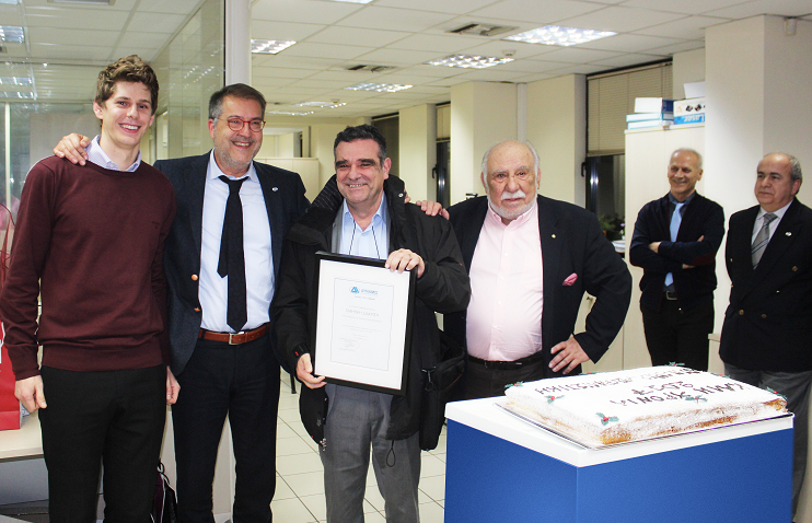 Η στιγμή της βράβευσης του δυναμικού της Αναλογιστικής μονάδας, στα αριστερά ο κ. Α.Παλαιοδημόπουλος, τμήμα Αναλογιστικής Μονάδας, δίπλα του ο κ. Δ.Χριστοδουλιάς, Αντιπρόεδρος Δ.Σ. και Εντεταλμένος Σύμβουλος, δεξιά του ο κ. Α.Λοβέρδος, Υπεύθυνος Αναλογιστικής Μονάδας και δίπλα του ο κ. Π.Καρακώστας, Πρόεδρος Δ.Σ.