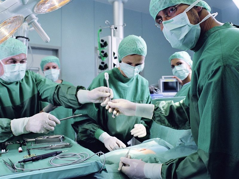 Αποζημίωση 64.516 ευρώ σε ασθενή στον οποίο χειρουργός ξέχασε σπάτουλα 23,7 εκ.