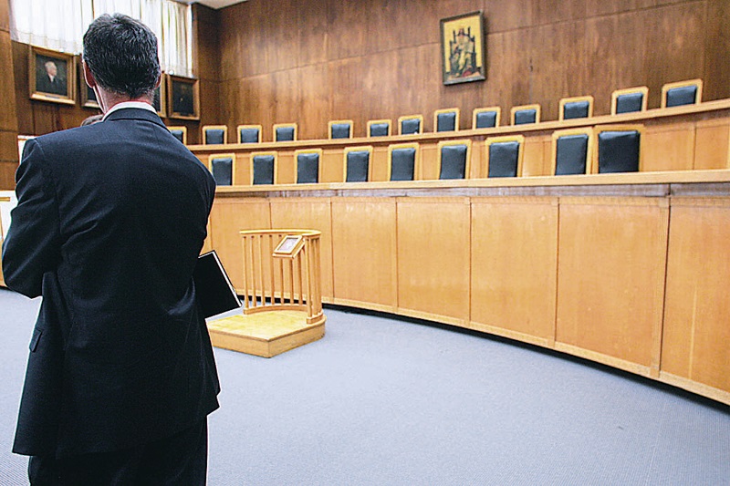 Χαράτσι 38,1% στους έμμισθους δικηγόρους