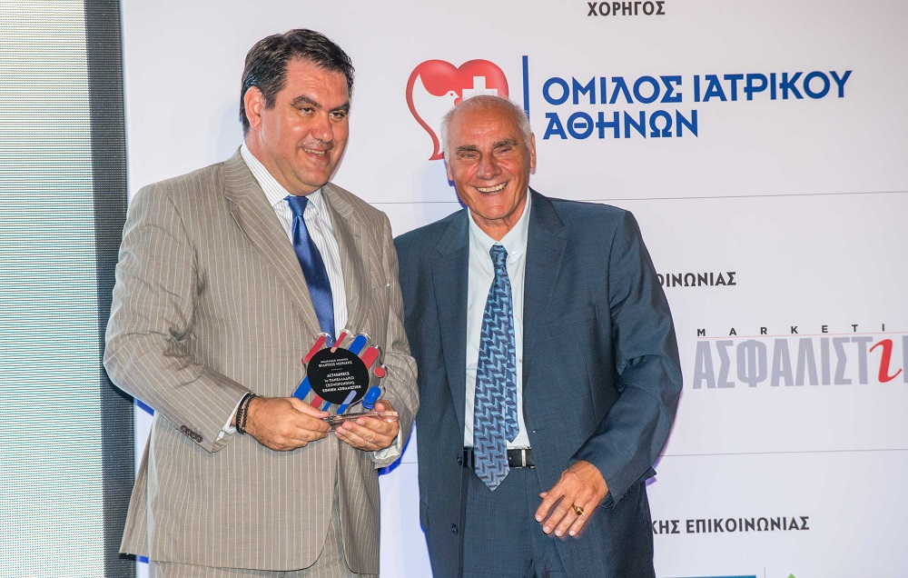 Ο κ. Σηφάκης παραλαμβάνει το βραβείο του από τον κ. Αυλωνίτη, Καθηγητή ΟΠΑ