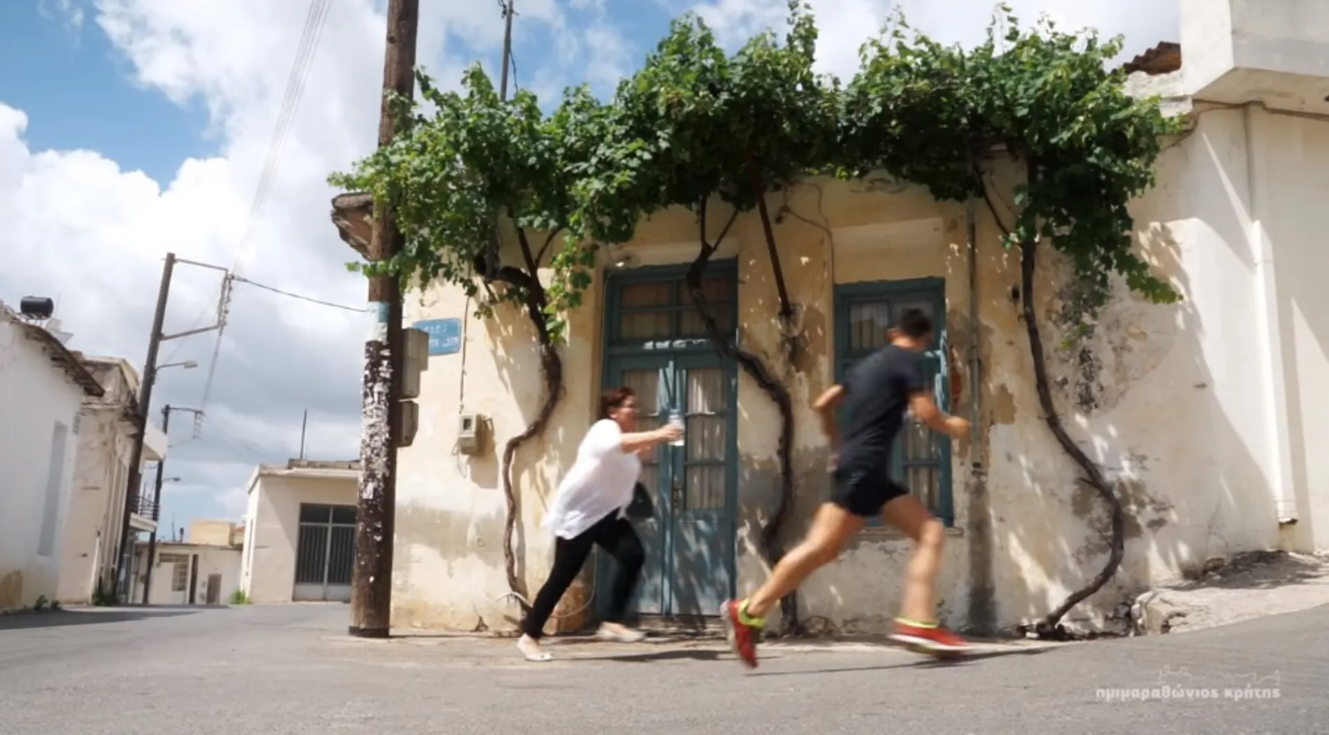 Video: Η ασφάλεια της Ελληνίδας μάνας