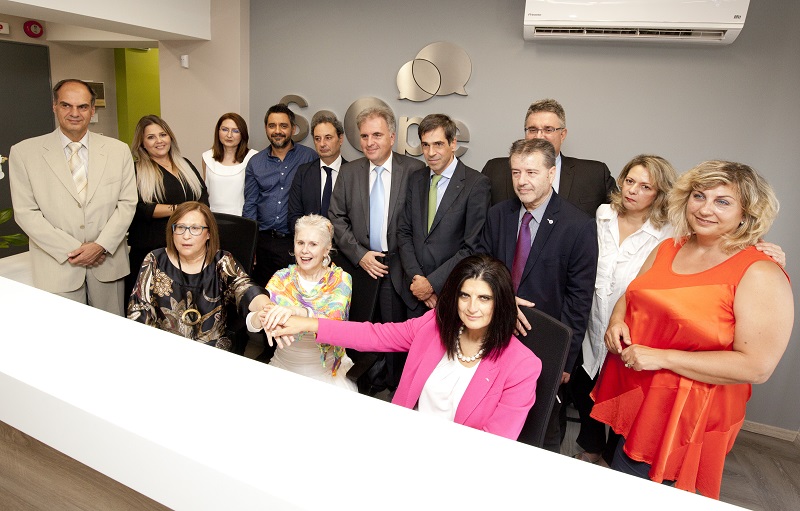 Μέλη της ομάδας υποκαταστήματος Θεσσαλονίκης με την Άννα Μανιάτη και τον Ερρίκο Μοάτσο