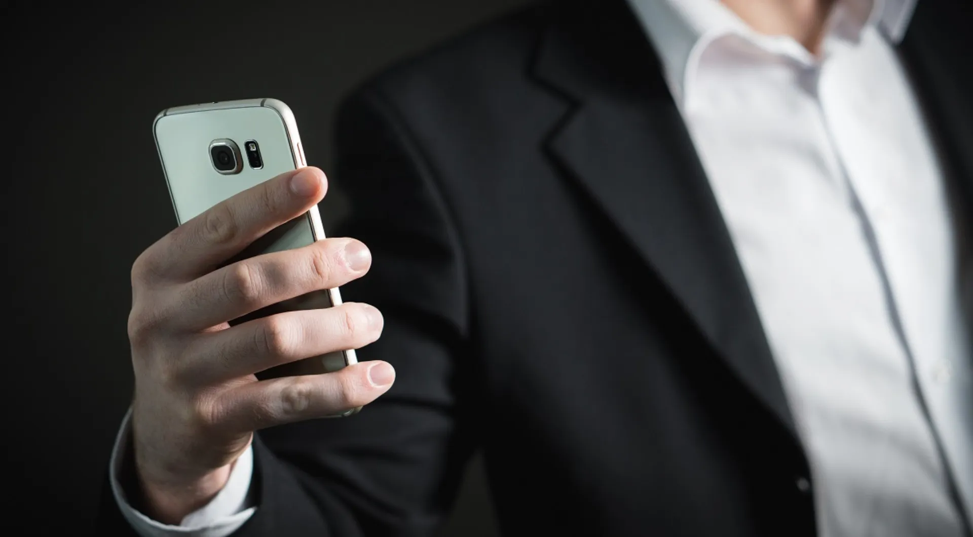 Πώς μας χαλάνε τη διάθεση τα “έξυπνα” τηλέφωνα