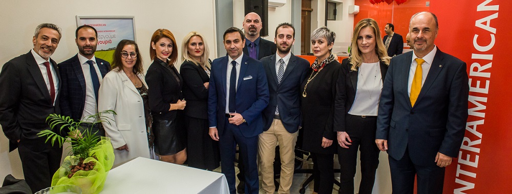 Ο Φώτης Νικολαΐδης (στο κέντρο) με τους συνεργάτες του. Αριστερά, ο διευθυντής του διοικητικού γραφείου πωλήσεων Θεσσαλονίκης Χρήστος Χρηστίδης και δεξιά, ο διευθυντής δικτύου πωλήσεων agency, Μανώλης Κούτης.