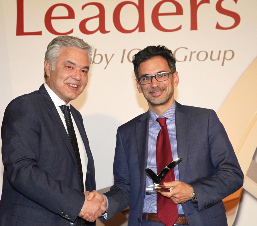 Ο Γιάννης Καντώρος, διευθύνων σύμβουλος της INTERAMERICAN, παραλαμβάνει το βραβείο «True Leader» από τον Μιχάλη Σιαμίδη, Αντιπρόεδρο Εμπορικού και Βιομηχανικού Επιμελητηρίου Αθηνών (ΕΒΕΑ)