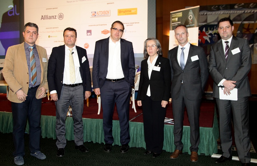 Ο Π. Κούβαλης της Anytime (στο μέσον) με τους συνομιλητές στη θεματική ενότητα για την τεχνολογία στο αυτοκίνητο και την οδική ασφάλεια. 